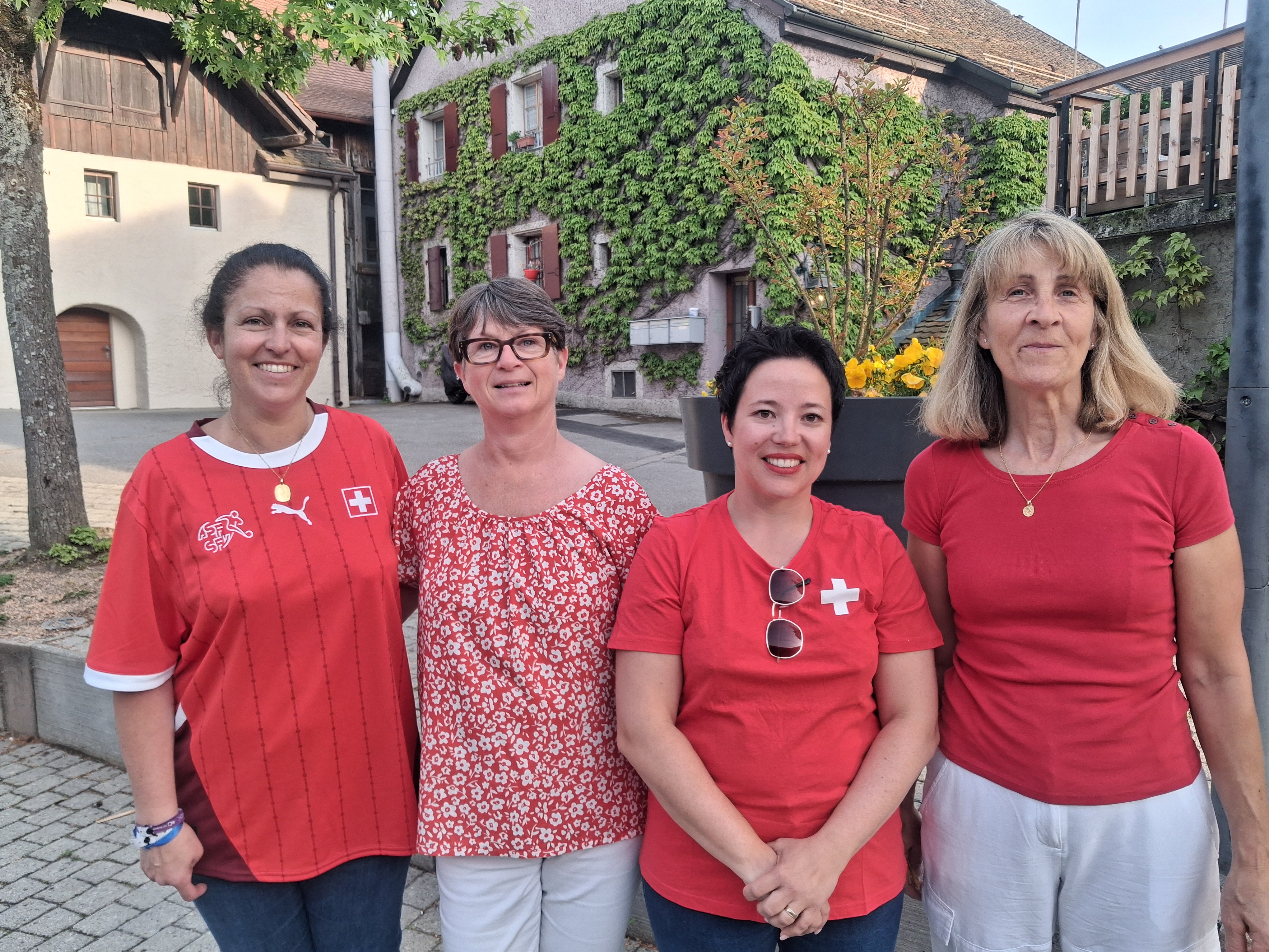 La trésorière Angela,  la secrétaire Isabelle, la présidente Laura  et la vice- présidente Christine